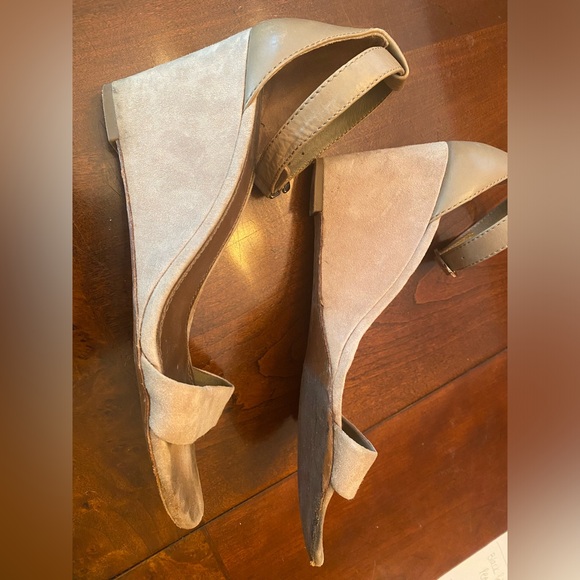 Tory Burch size 7.5 wedge sandal - Picture 2 of 5